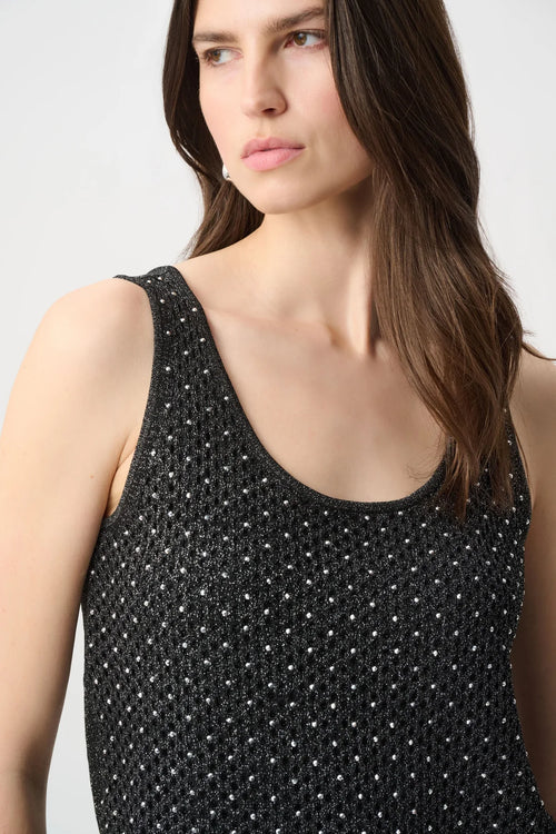 Camisole Joseph Ribkoff en tricot lurex noir ornée de micro-strass argentés. Coupe ajustée, encolure scoop. Parfaite pour soirée ou cocktail