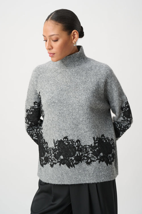 Chandail oversize Joseph Ribkoff 264935, tricot gris chiné et appliques dentelle guipure noire florale. Col montant, manches longues. Chic et confortable