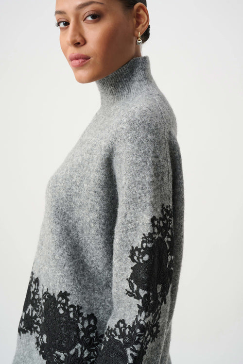 Chandail oversize Joseph Ribkoff 264935, tricot gris chiné et appliques dentelle guipure noire florale. Col montant, manches longues. Chic et confortable