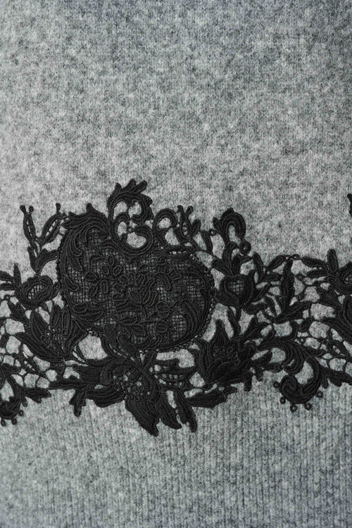 Chandail oversize Joseph Ribkoff 264935, tricot gris chiné et appliques dentelle guipure noire florale. Col montant, manches longues. Chic et confortable