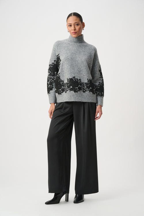 Chandail oversize Joseph Ribkoff 264935, tricot gris chiné et appliques dentelle guipure noire florale. Col montant, manches longues. Chic et confortable