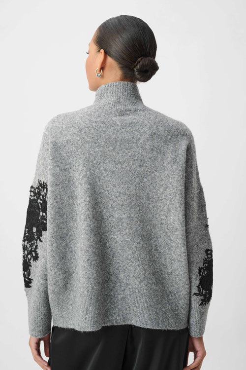 Chandail oversize Joseph Ribkoff 264935, tricot gris chiné et appliques dentelle guipure noire florale. Col montant, manches longues. Chic et confortable