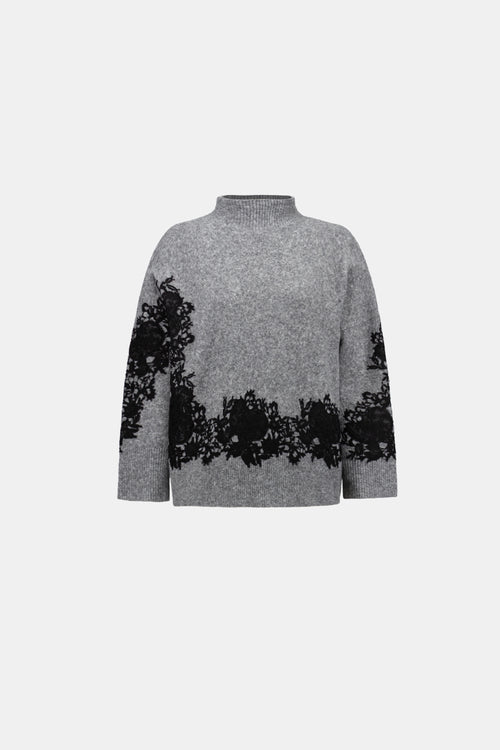 Chandail oversize Joseph Ribkoff 264935, tricot gris chiné et appliques dentelle guipure noire florale. Col montant, manches longues. Chic et confortable