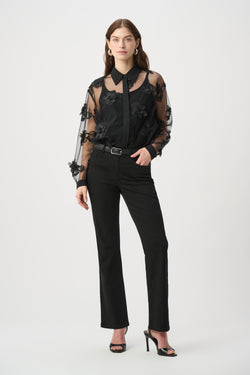 Chemise Organza Fleurs 3D Appliquées Joseph Ribkoff – Noir | SKU 264945 | Pour la femme qui fait de chaque sortie un moment d’exception | Cocktails, Soirées & Bureau luxe | Portée avec camisole intégrée ou rentrée dans un pantalon