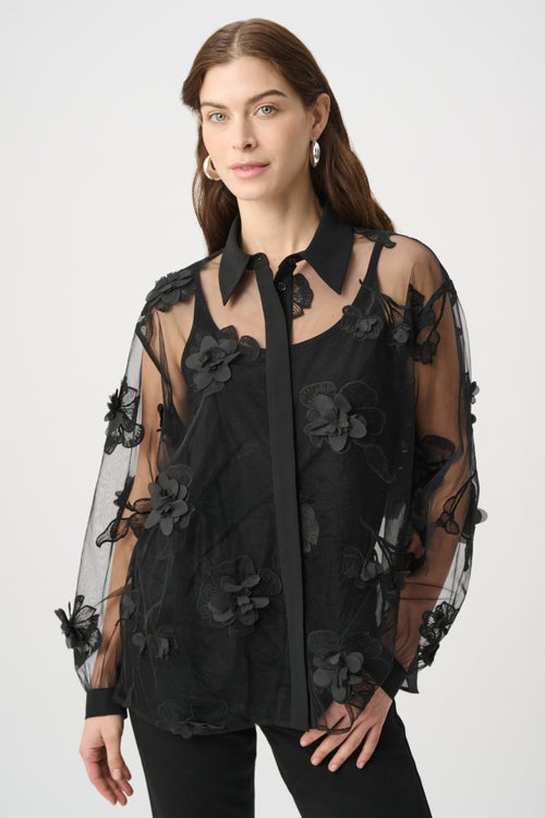 Chemise Organza Fleurs 3D Appliquées Joseph Ribkoff – Noir | SKU 264945 | Pour la femme qui fait de chaque sortie un moment d’exception | Cocktails, Soirées & Bureau luxe | Portée avec camisole intégrée ou rentrée dans un pantalon