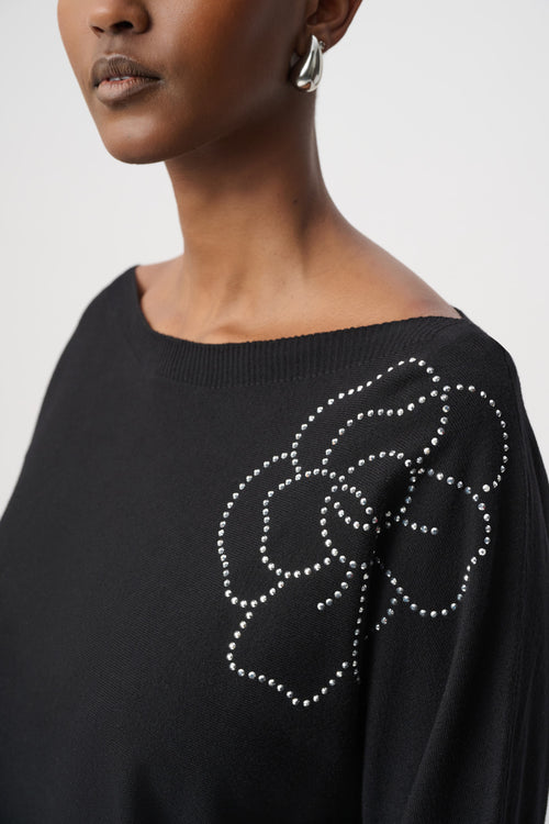 Pull Tricot Roses Clous Argentés Joseph Ribkoff – Noir | SKU 264957 | Pour la femme qui ose l’élégance florale | Bureau, Soirées & Week-end chic | Se porte rentré ou par-dessus