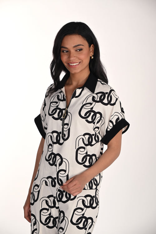 266211 Frank Lyman | Haut à imprimé graphique noir et blanc avec col zippé – Style moderne et polyvalent