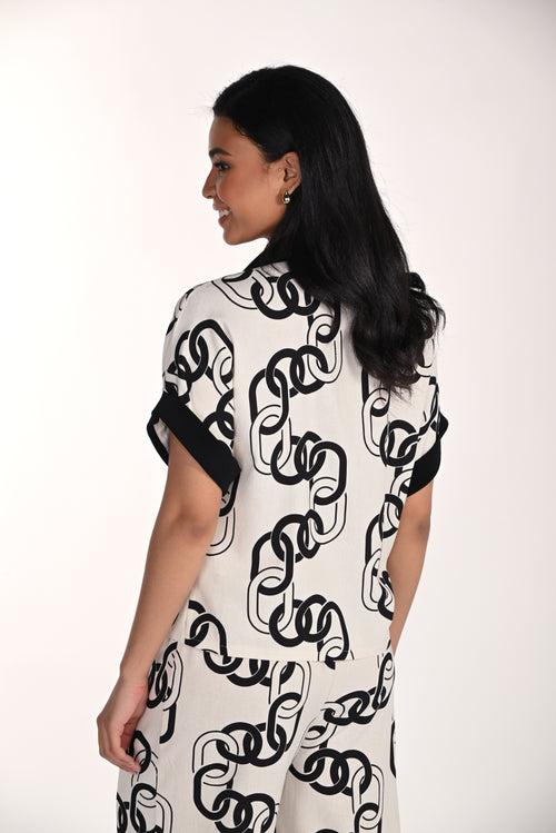 266211 Frank Lyman | Haut à imprimé graphique noir et blanc avec col zippé – Style moderne et polyvalent