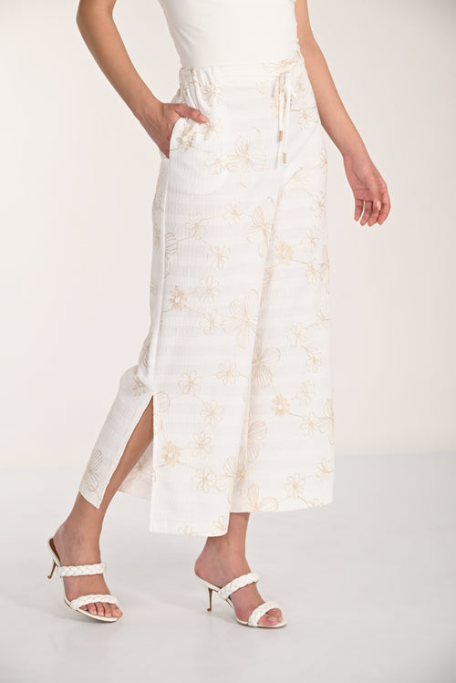 Pantalon Wide-Leg Brodé Ivoire Frank Lyman (266318) — pour la femme qui porte la lumière sur elle, qui l’enfile avec un blazer coordonné et qui choisit l’ivoire quand elle veut être radieuse sans effort