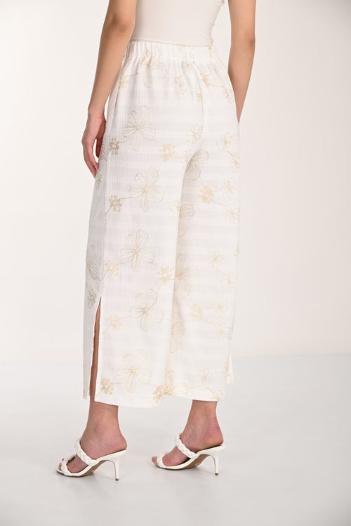 Pantalon Wide-Leg Brodé Ivoire Frank Lyman (266318) — pour la femme qui porte la lumière sur elle, qui l’enfile avec un blazer coordonné et qui choisit l’ivoire quand elle veut être radieuse sans effort
