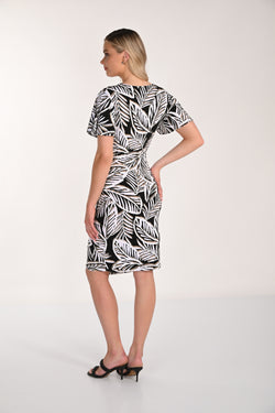 Robe Frank Lyman 266407 noir et blanc avec imprimé feuilles tropicales et col cache-cœur pour femme