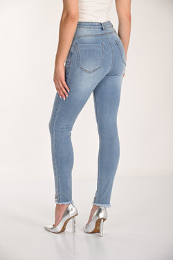 Découvrez le jean skinny Frank Lyman 266528 pour femme. Bleu avec détails de strass glamour et ourlet effiloché tendance. Coupe ajustée moderne.