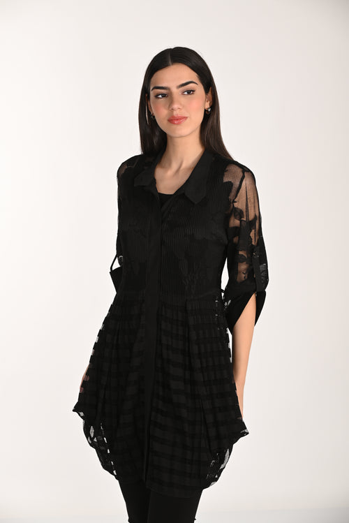 Tunique noire à superposition dentelle florale et nœud latéral – 266566 – Une pièce dramatique et féminine pour une allure chic et sophistiquée – Frank Lyman