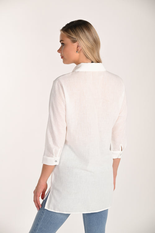 Chemise Oversize Papillon Frank Lyman (266567) — pour la femme qui porte l’art sur elle, qui l’enfile sur un jean et qui choisit le blanc quand elle veut que le papillon parle à sa place