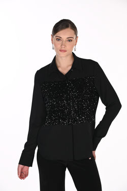 Haut à Panneau Scintillant et Col Chemisier Noir Frank Lyman 269231 — Pour la femme au glamour discret, parce que ses reflets illuminent la tenue, en soirée avec une jupe droite ou au dîner avec un pantalon ivoire
