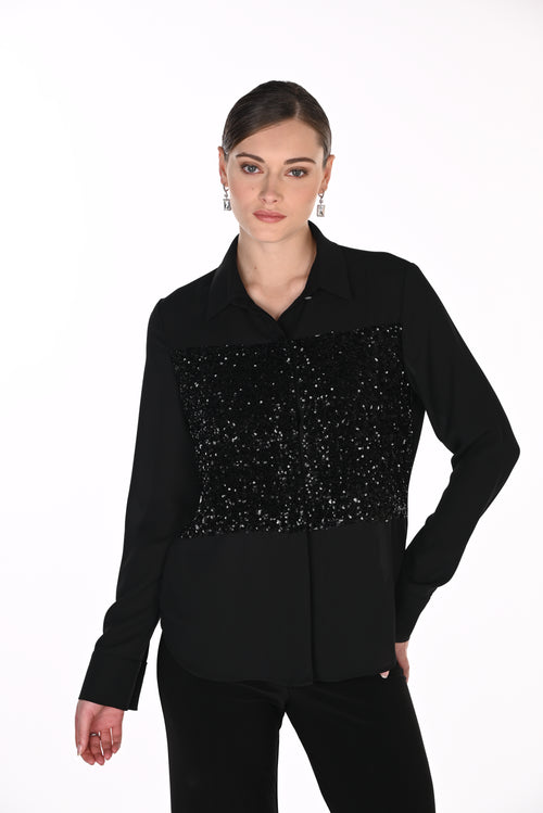 Haut à Panneau Scintillant et Col Chemisier Noir Frank Lyman 269231 — Pour la femme au glamour discret, parce que ses reflets illuminent la tenue, en soirée avec une jupe droite ou au dîner avec un pantalon ivoire