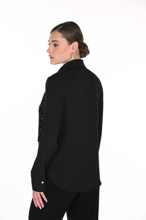 Haut à Panneau Scintillant et Col Chemisier Noir Frank Lyman 269231 — Pour la femme au glamour discret, parce que ses reflets illuminent la tenue, en soirée avec une jupe droite ou au dîner avec un pantalon ivoire