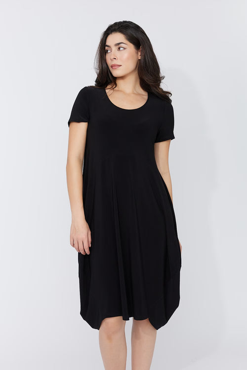 Robe confort Compli K 33115 : design épuré, coupe décontractée. Disponible en noir et marine. Parfaite pour le quotidien. Confortable et élégante.