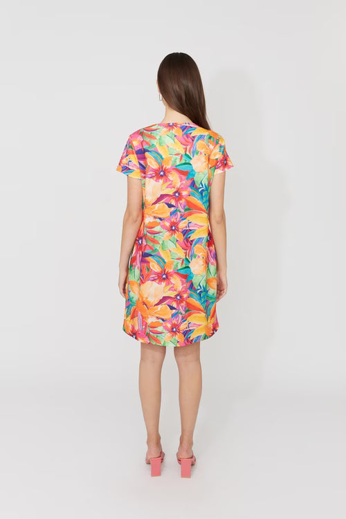 Robe tropicale Compli K 36005 : imprimé floral éclatant multicolore. Parfaite pour l'été, vacances et occasions spéciales. Coupe flatteuse, style vibrant.