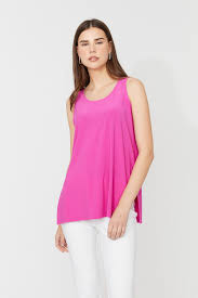 Haut sans manches Compli K 36089 : col V flatteur, coupe ample. Disponible en noir, blanc, fuchsia et marine. Parfait pour toutes occasions. Confort optimal.