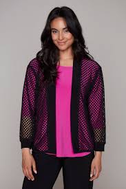 Veste maille ajourée Compli K 36100 : design moderne en résille, noir sophistiqué. Parfaite pour superposition chic. Style unique et polyvalent.