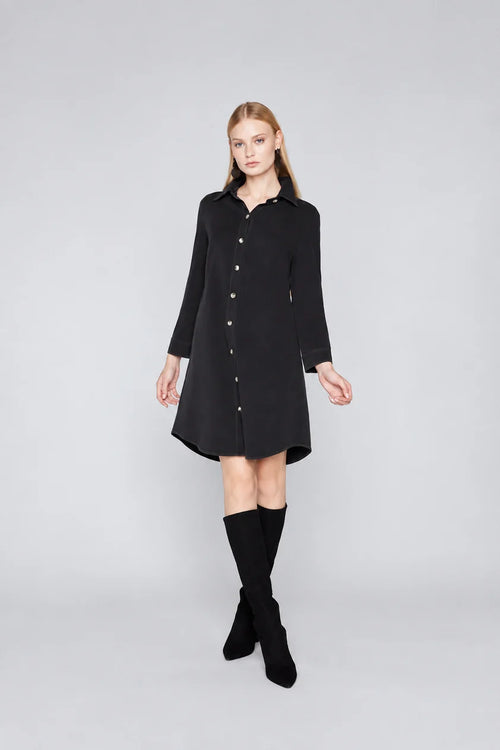 Robe Chemisier à Boutons Devant et au Dos Noir ou Bleu Compli K 36519 — Pour la femme au chic spontané, parce que ses détails se découvrent sous tous les angles, en journée avec des bottes ou au dîner avec des escarpins