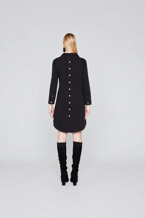 Robe Chemisier à Boutons Devant et au Dos Noir ou Bleu Compli K 36519 — Pour la femme au chic spontané, parce que ses détails se découvrent sous tous les angles, en journée avec des bottes ou au dîner avec des escarpins