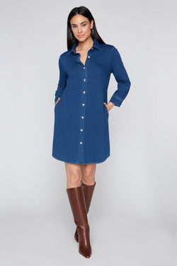 Robe Chemisier à Boutons Devant et au Dos Noir ou Bleu Compli K 36519 — Pour la femme au chic spontané, parce que ses détails se découvrent sous tous les angles, en journée avec des bottes ou au dîner avec des escarpins