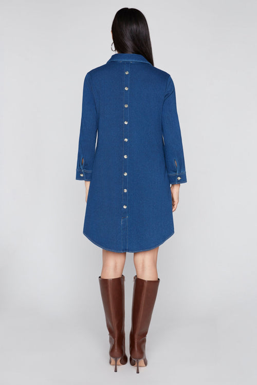 Robe Chemisier à Boutons Devant et au Dos Noir ou Bleu Compli K 36519 — Pour la femme au chic spontané, parce que ses détails se découvrent sous tous les angles, en journée avec des bottes ou au dîner avec des escarpins