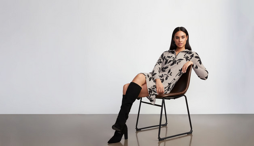Robe Mini Jersey Beige Imprimé Feuillages Noirs Col Polo Zip Manches Longues Compli K 36546 — Pour la femme au style botanique éditorial, portez-la avec des bottes hautes noires au bureau, en soirée sur des escarpins, ou le weekend avec des bottines tan