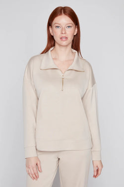 Chandail à Col Rabattu et Fermeture Éclair Courte Beige Compli K 36580 — Pour la femme au chic naturel, parce que sa ligne épurée simplifie les agencements, en journée avec un jean indigo ou au bureau sur un pantalon marine