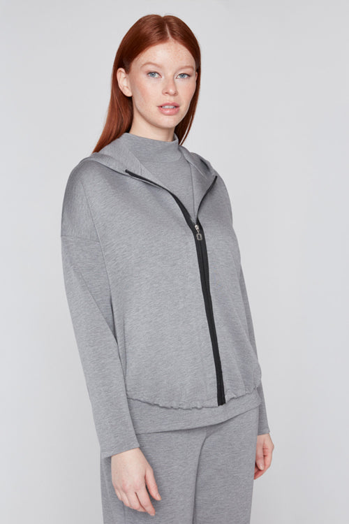 Veste à Capuche et Effet Superposé Gris Chiné Compli K 36582 — Pour la femme au chic décontracté, parce que ses glissières noires et ses deux lignes d’ourlet se distinguent, en ville avec un jean bleu ou au dîner avec une jupe noire