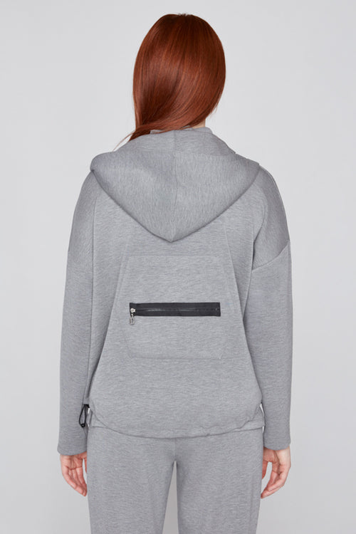 Veste à Capuche et Effet Superposé Gris Chiné Compli K 36582 — Pour la femme au chic décontracté, parce que ses glissières noires et ses deux lignes d’ourlet se distinguent, en ville avec un jean bleu ou au dîner avec une jupe noire