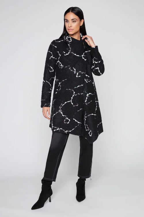 Manteau Long Asymétrique Bouclé Imprimé Marbre Blanc Col Montant Agrafe Compli K 36597 — Pour la femme au style architectural, portez-le sur un total noir au bureau, en soirée sur un pantalon slim, ou le weekend comme pièce statement ultime