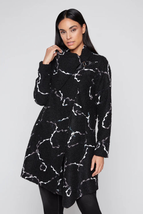 Manteau Long Asymétrique Bouclé Imprimé Marbre Blanc Col Montant Agrafe Compli K 36597 — Pour la femme au style architectural, portez-le sur un total noir au bureau, en soirée sur un pantalon slim, ou le weekend comme pièce statement ultime