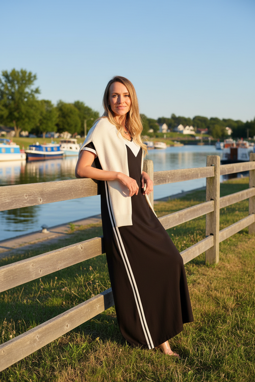 4. Bord canal Beauharnois bateaux + châle tricot crème (appuyée clôture)