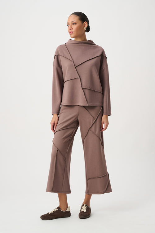Pantalon Wide-Leg 7/8 Taupe Coutures Géométriques Sculptural Joseph Ribkoff 264080 — L’architecture du style — quand la coupe devient œuvre d’art