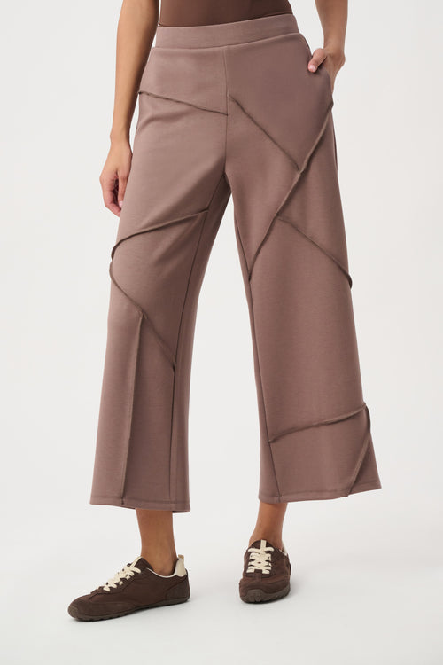 Pantalon Wide-Leg 7/8 Taupe Coutures Géométriques Sculptural Joseph Ribkoff 264080 — L’architecture du style — quand la coupe devient œuvre d’art