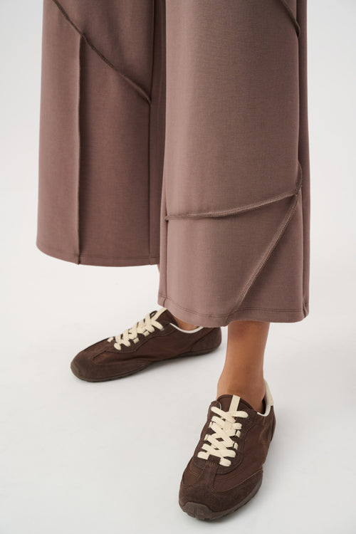 Pantalon Wide-Leg 7/8 Taupe Coutures Géométriques Sculptural Joseph Ribkoff 264080 — L’architecture du style — quand la coupe devient œuvre d’art