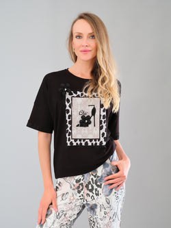 Haut Tricotto 56421 noir avec imprimé "Chic" et motif léopard pour femme – Manches courtes, style élégant et tendance