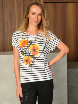 Haut Tricotto 56184 rayé blanc et noir avec motif floral jaune et orange pour femme – Manches courtes, style coloré et estival