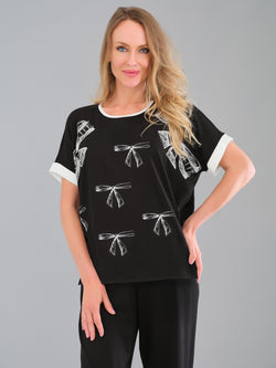 Haut Tricotto 56138 noir avec motifs nœuds blancs pour femme – Manches courtes avec bordures blanches, style chic et élégant