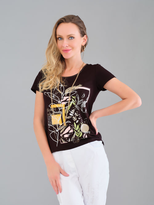 Haut Tricotto 56427 noir avec imprimé graphique floral et texte jaune pour femme – Manches courtes, style créatif et artistique