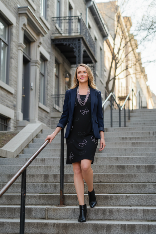 6. Montant escalier + blazer marine et collier