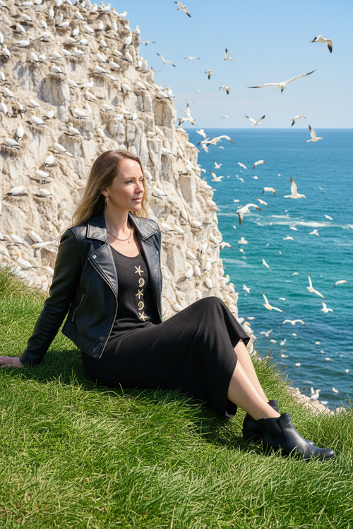 6. Rochers Île-Bonaventure fous de Bassan + veste cuir noir (assise herbe)