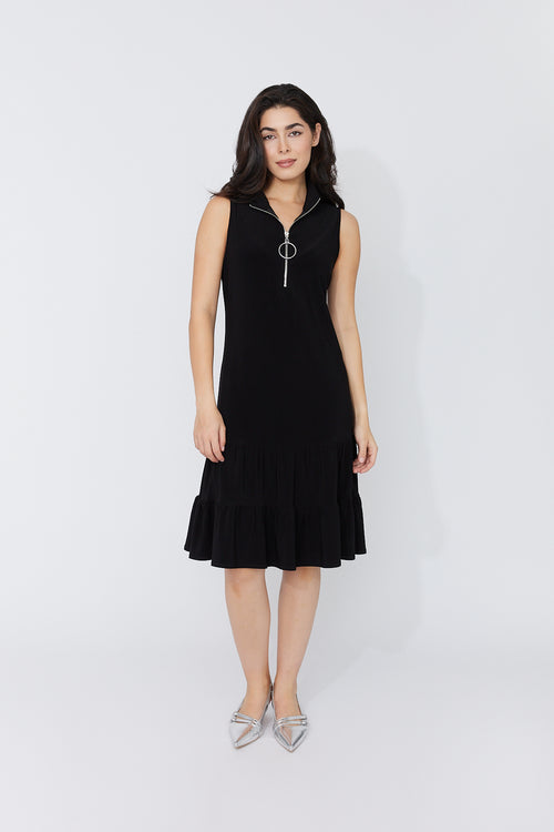 Robe Noire Zip Volant Compli K (33952) — pour la femme qui réinvente la petite robe noire à chaque porté, qui la choisit quand l’occasion mérite d’être à la hauteur et qui sait qu’un détail change tout