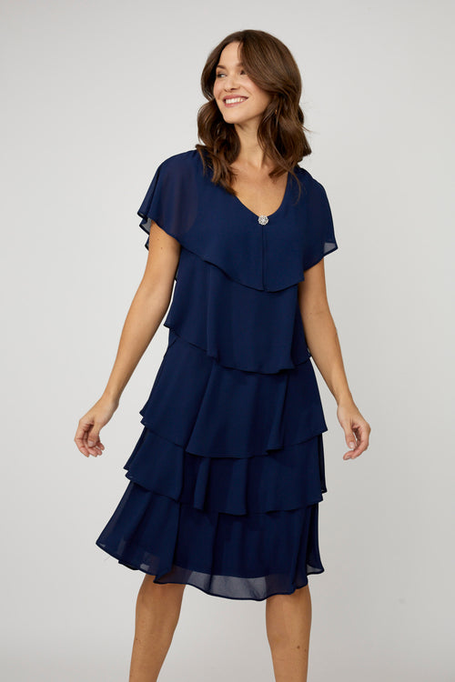 Robe Volants Mousseline Marine Broche Cristal Compli K 50006 — Cinq volants qui dansent, une broche qui brille, une femme qui rayonne