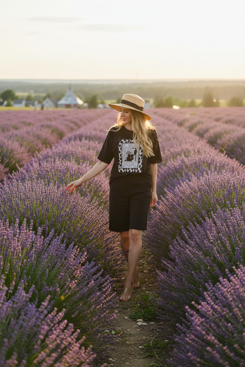9. Champ lavande touchant fleurs + shorts noir et chapeau