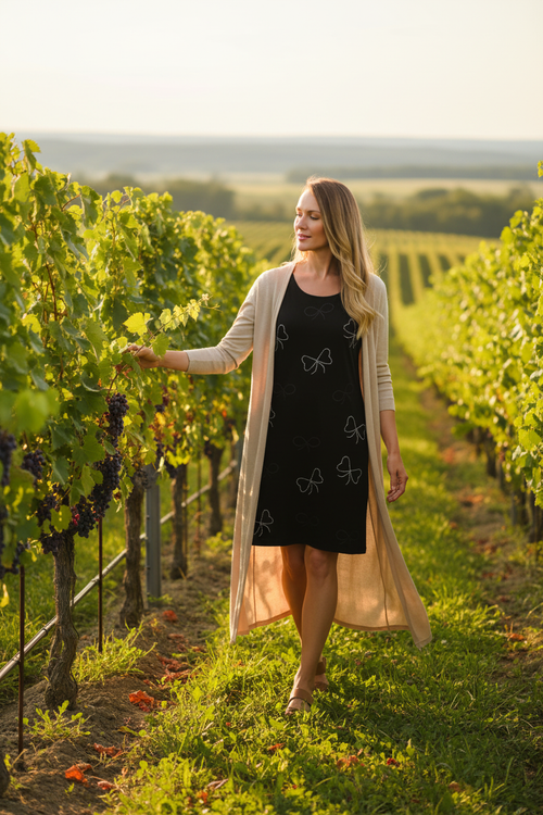 9. Vignoble touchant vignes + long cardigan et sandales