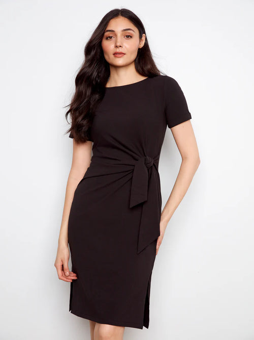 Robe Charlie B c3250 : noire avec ceinture nouée, manches courtes, longueur genou. Parfaite pour bureau et occasions. Style élégant.